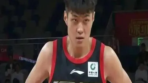 “国王杯半决赛首回合巴塞罗那对马竞大战4-4，进球狂欢以平局落幕！”