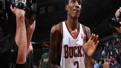 阿爾維斯被判刑：四年六個月監禁、五年監管及十五萬歐元賠款